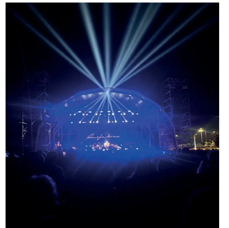 Palco com feixes de luz numa produção audiovisual